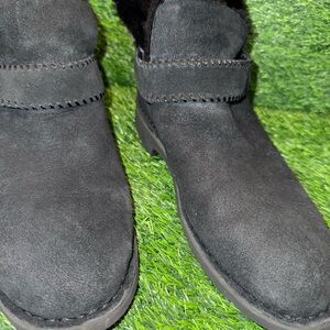 UGG women’s McKay black suede ankle boots sheepskin lining size 9 1/2